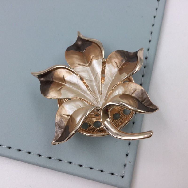 Magnetic Pointed Leaf Brooch